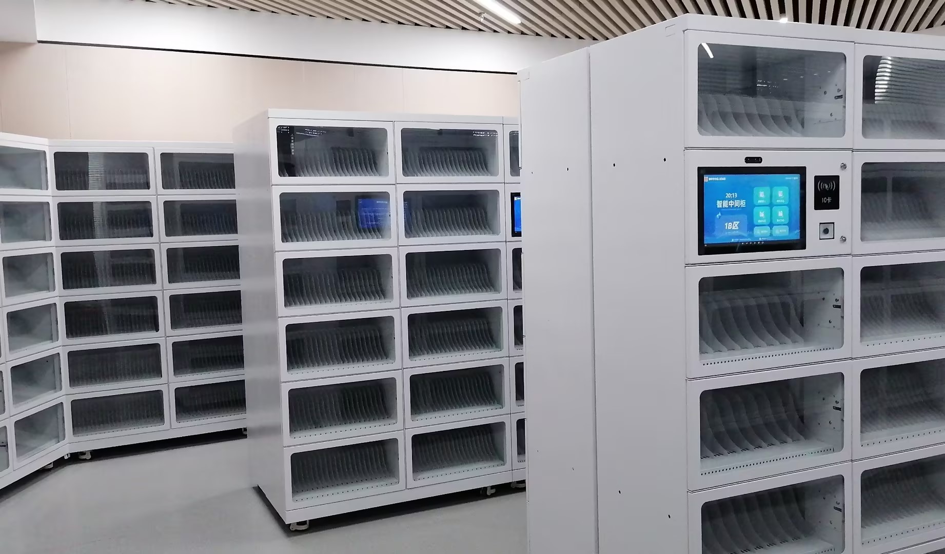 法院智能中间柜解锁“无纸化”办案新模式